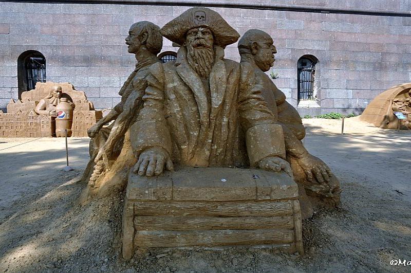 Sand Festival в России: пиратский экипаж у старой каменной стены